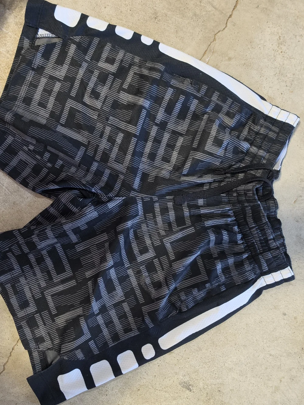 Nike Dri-FIT Boys Black Gray Printed Athletic Basketball Shorts Size M